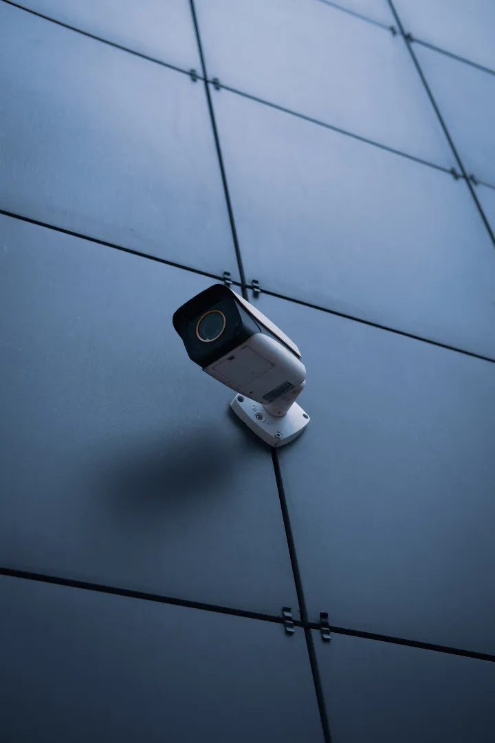 Camera bevestigd aan een muur voor beveiliging