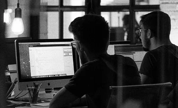 Twee developers die werken aan het bouwen van een WordPress website