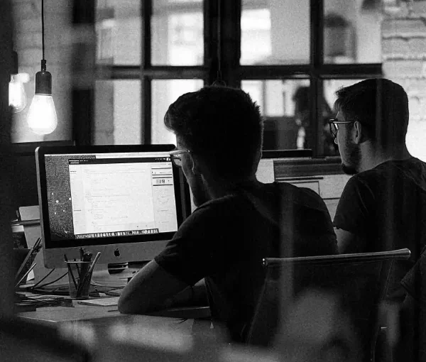 Twee developers die werken aan het bouwen van een WordPress website